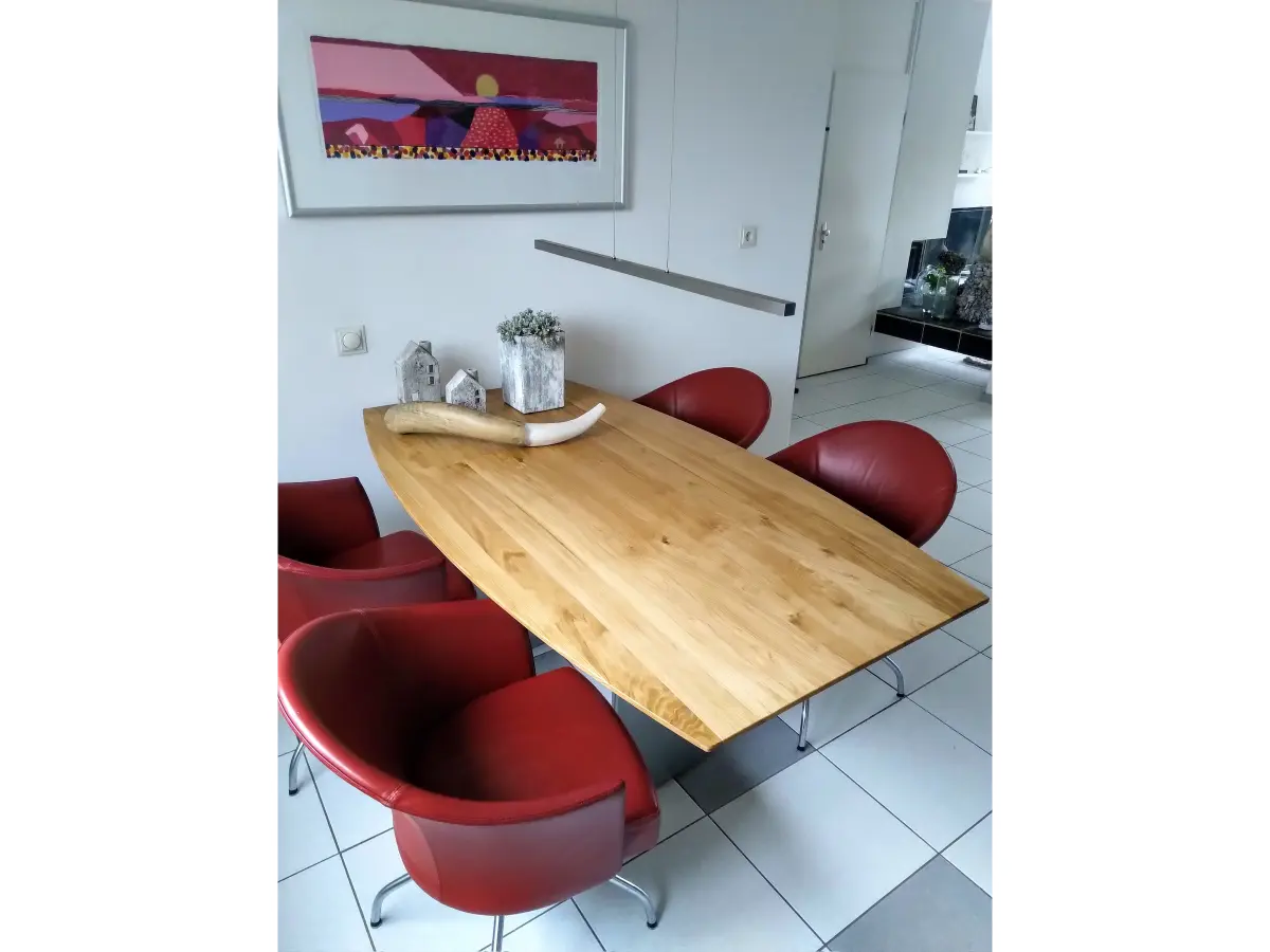 Ovale eettafel van eikenhout